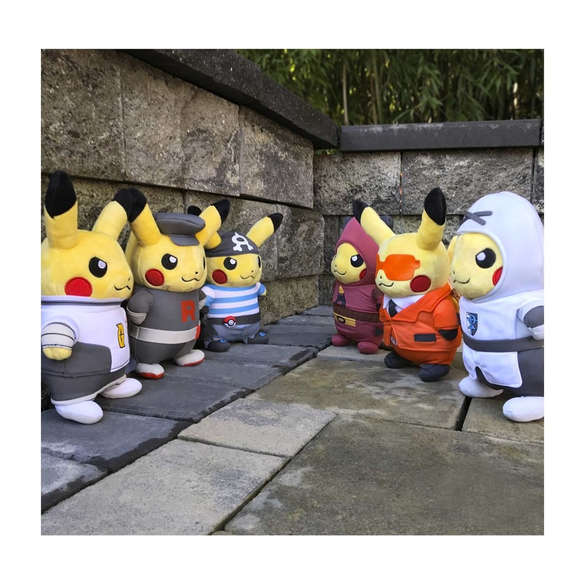 Peluche Pikachu Team Aqua - N°1 Peluche Pokemon Officielle