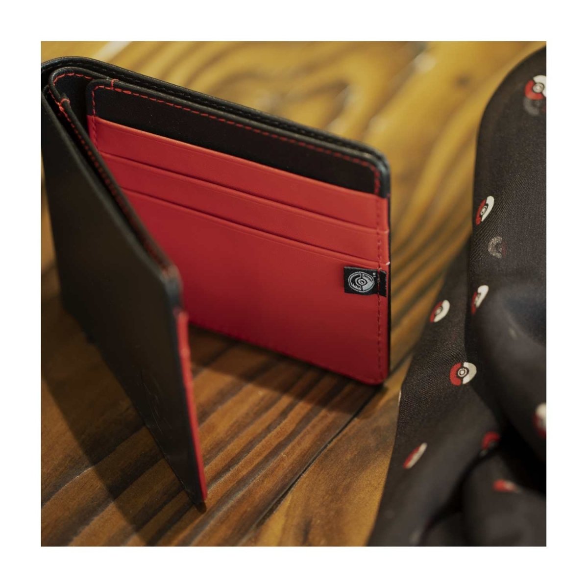 【新品】ポケモンセンター Bifold Wallet ブラック　本革　財布 本革二つ折り財布 ブラッキー ｜【公式】ポケモンセンターオンライン