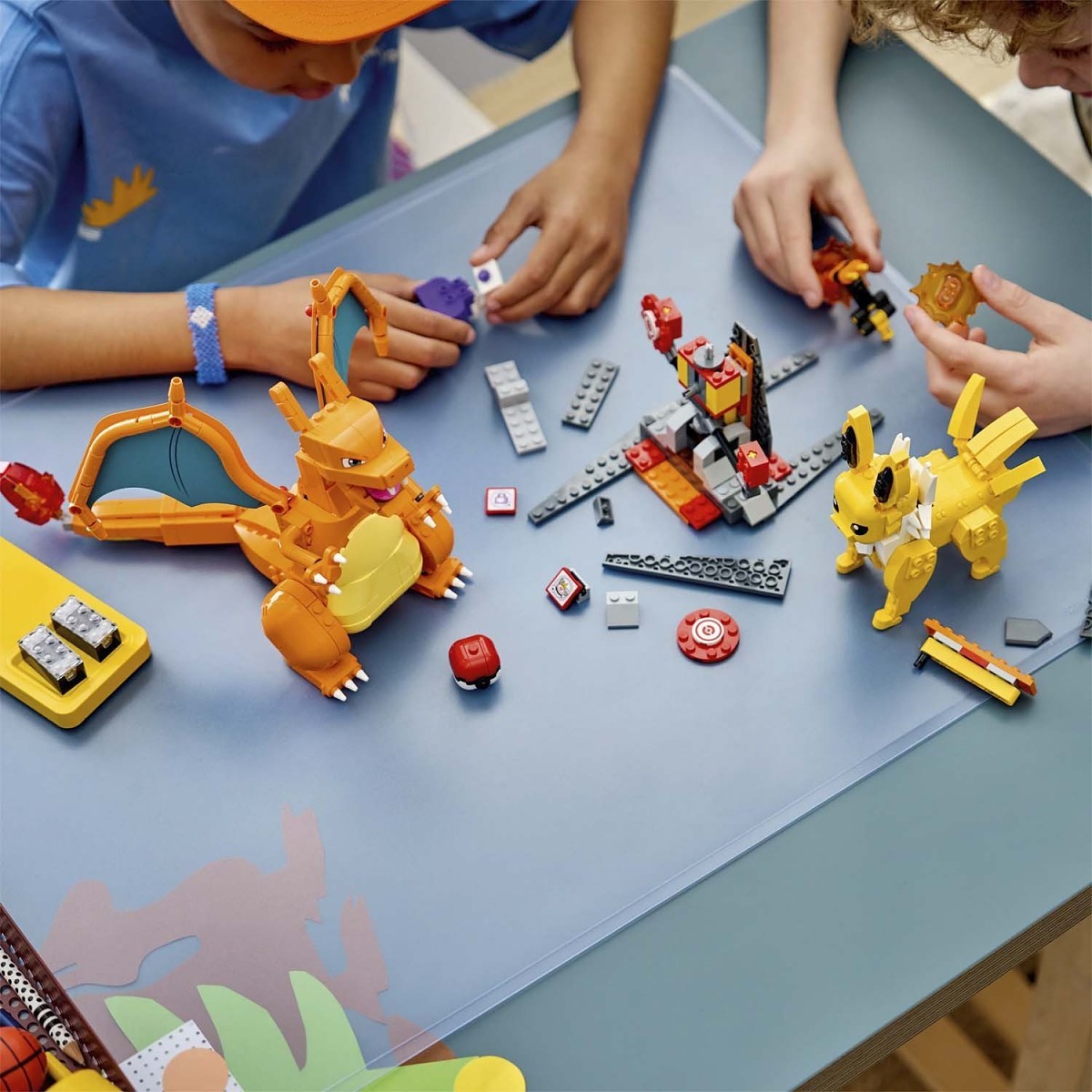 LEGO® Pokémon™ SMART Play™: Charizard vs. Jolteon Ultimate Battle