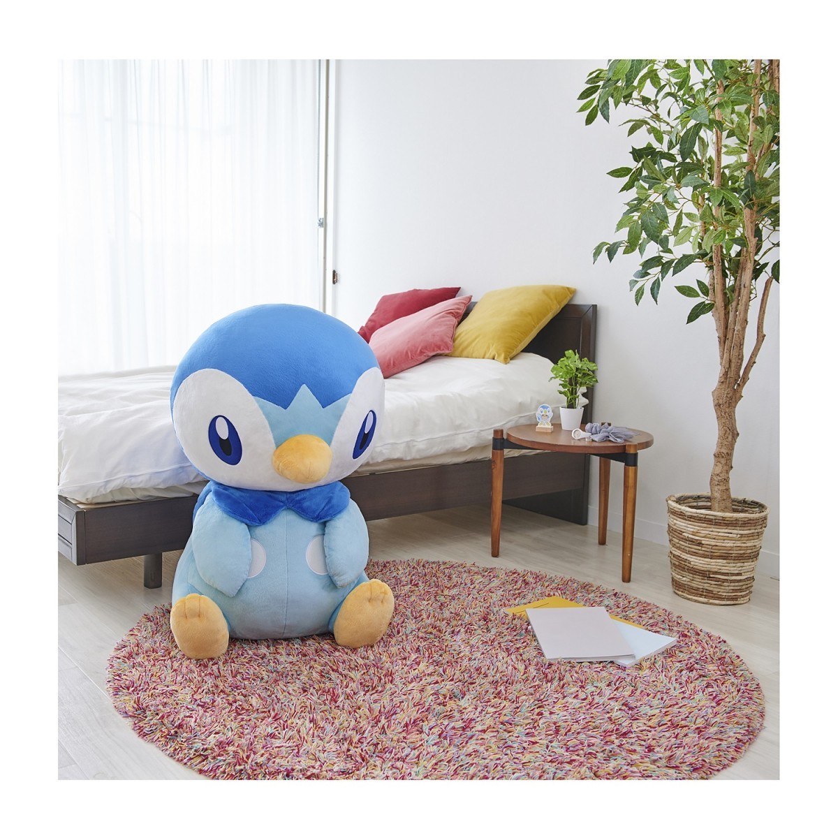 Tampak samping boneka Piplup dengan posisi duduk dan bentuk chunky
