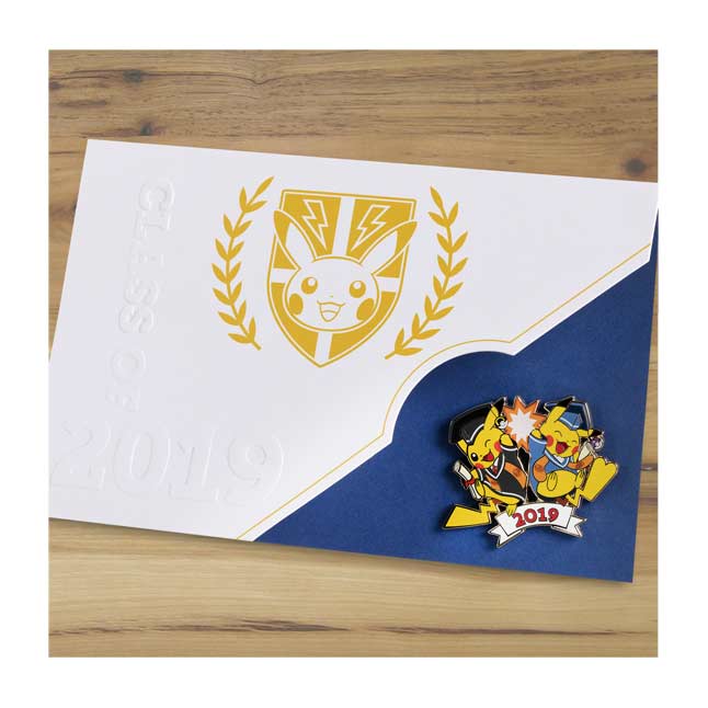 New 2019 Pokemon Center Original Graduation Pikachu Pokémon Pin /& Greeting card
